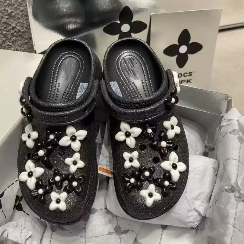 Designer Shoes Collaboration Series Little Whale Hole Shoes Wu Xuanyi Same Style Thick Sole Comfortable Sandals For Women Summer_voghion.com