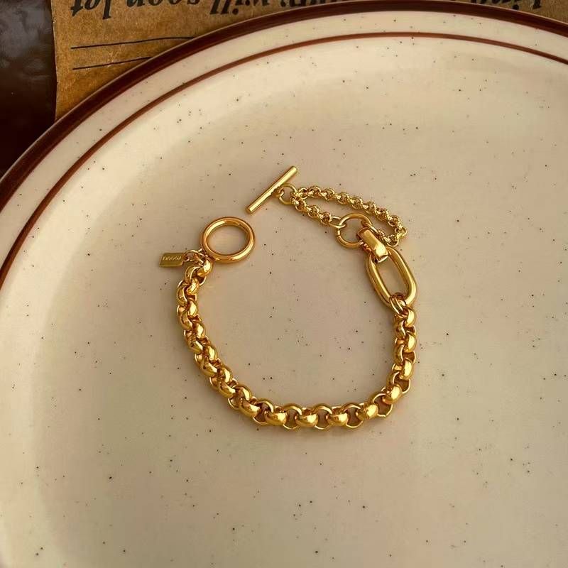 Ein kupferplattiertes echtes Gold europäischer und amerikanischer Persönlichkeits-Spleißarmband Hip-Hop-OT-Schnallenarmband_voghion.com