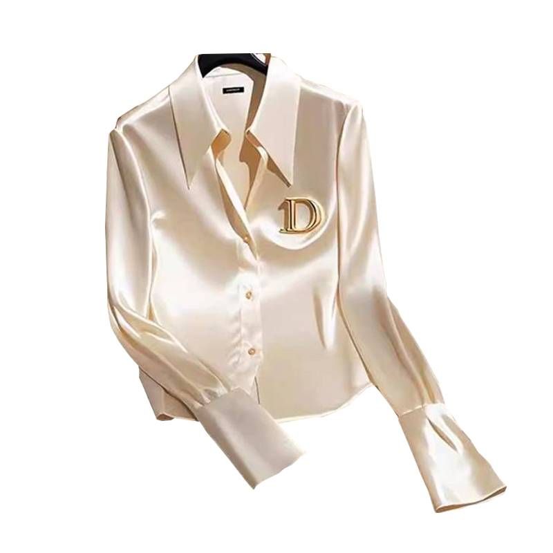 "Luksus damelys beige og cremefarvet elegant modesæt - broderet bluse med metalliske knapper + midi-nederdel i A-linje_voghion.com