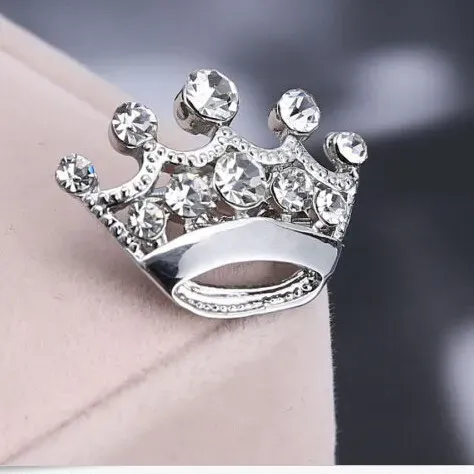 Spilla a forma di corona piccola in cristallo trasparente color argento di vendita calda B015 Spilla da colletto da donna in lega molto carina Gioielli da sposa per matrimonio_voghion.com