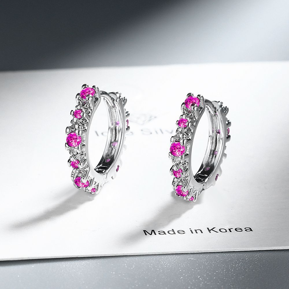 Orecchini a cerchio semplici in stile Ins, neri e oro, con diamanti rossi intarsiati, dimensioni sfumate, design con clip per orecchini._voghion.com