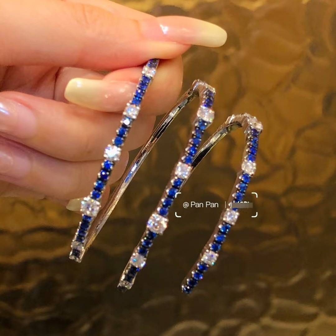 Lumière flottante ! Bracelet tendance en diamants bleus scintillants pour femme, bijou de luxe léger et raffiné, idéal pour une amie._voghion.com