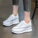 Chaussures simples à semelle épaisse pour femmes avec hauteur intérieure élevée en 2024, chaussures de planche polyvalentes de printemps, chaussures de sport à la mode et_voghion.com