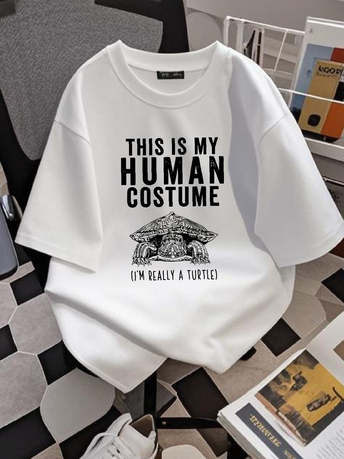 To mój kostium Hu. Naprawdę jestem żółwiem. Zabawna koszulka na Halloween. Czerwony suwak. Mama i tata. Modna grafika. Wygodne ubrania od projektantów._voghion.com