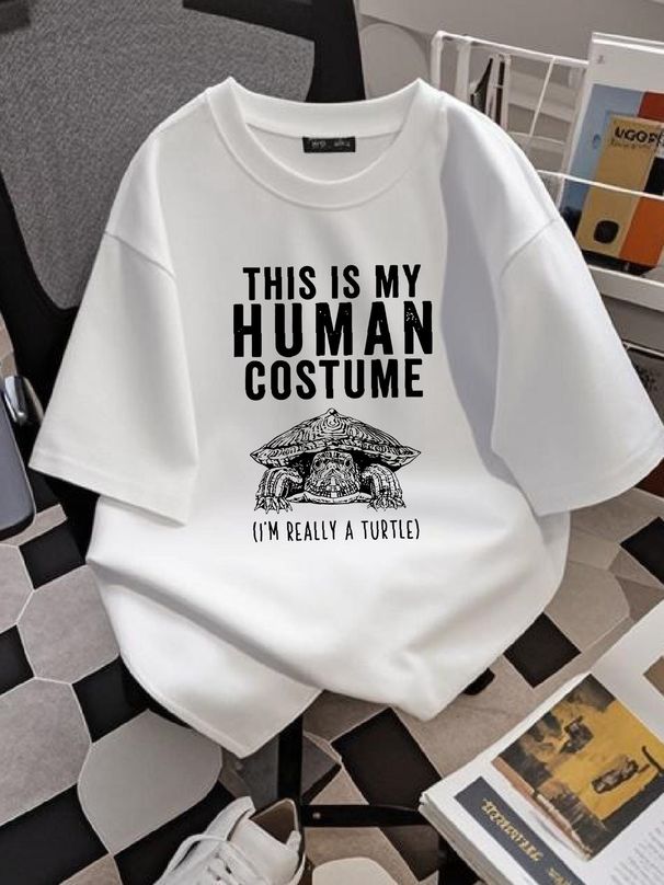 To mój kostium Hu. Naprawdę jestem żółwiem. Zabawna koszulka na Halloween. Czerwony suwak. Mama i tata. Modna grafika. Wygodne ubrania od projektantów._voghion.com