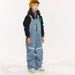 Wasserdichte Ski-Latzhose für Kinder – Isolierte und abnehmbare Skihose für Jungen und Mädchen (120–160 cm) – (Denimblau/Spielplatz-Doodle)_voghion.com