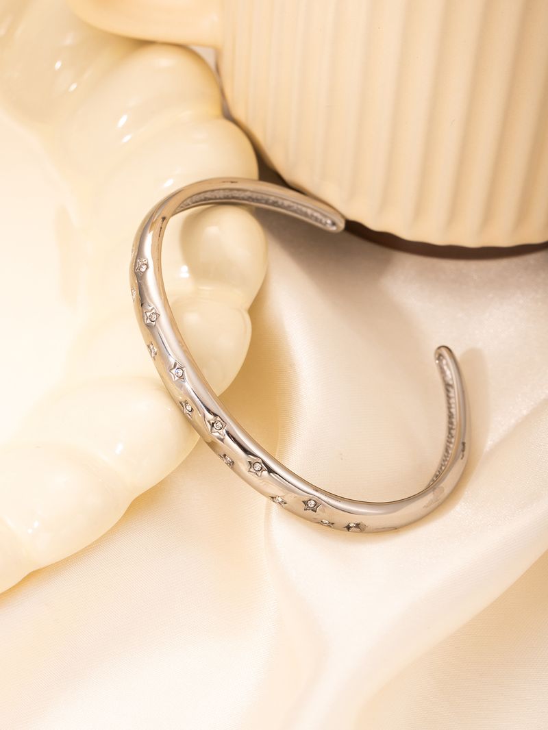 Pulsera ligera de lujo con estrella de cinco puntas y diamantes incrustados en acero y titanio para mujer, diseño versátil de cielo estrellado._voghion.com