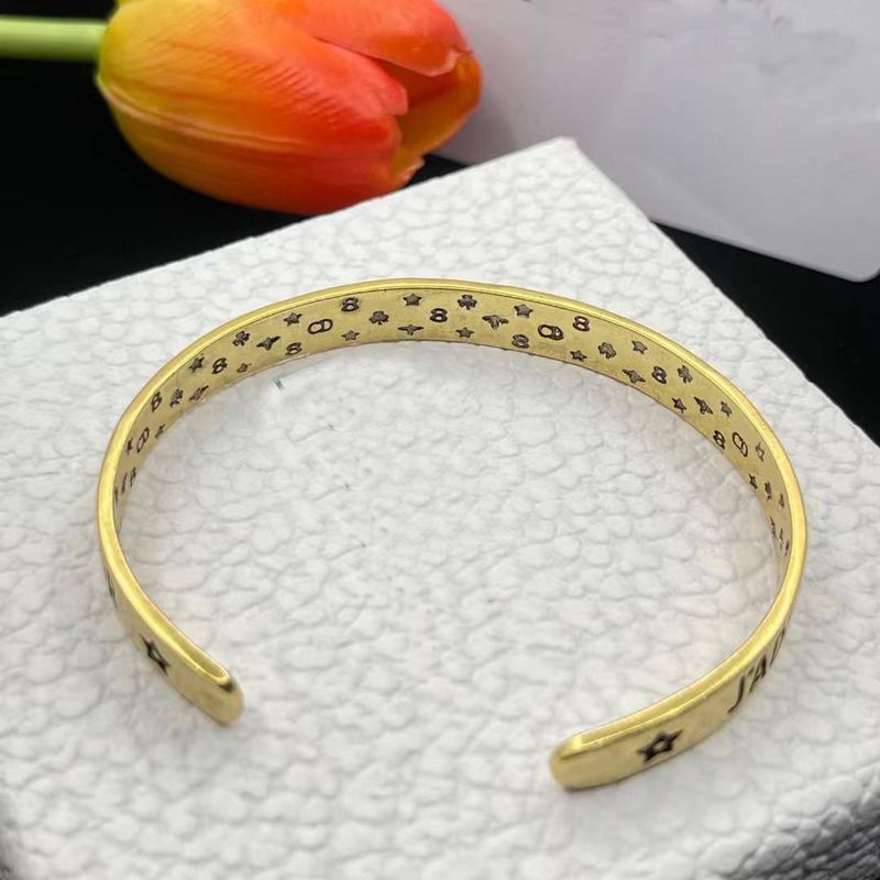 Nuovi braccialetti da donna versatili di alta qualità 2024, accessori di moda di lusso personalizzati di alta qualità nei banconi delle stazioni europee_voghion.com