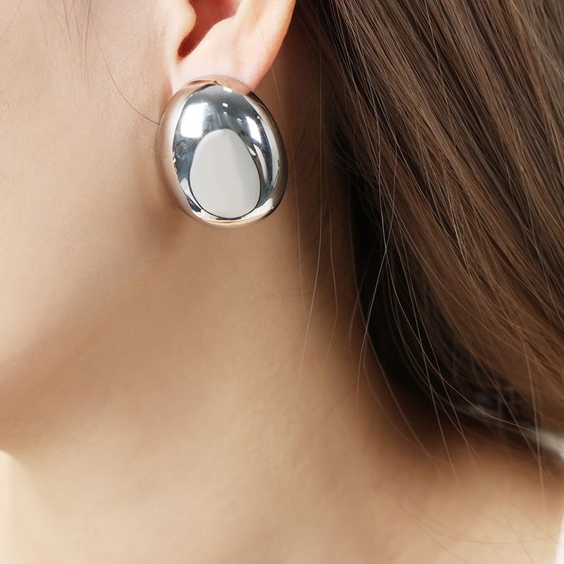 Europeu e americano novo design de nicho de alta qualidade simples aço titânio liso brincos ovais banhados a ouro acessórios da moda para mulheres_voghion.com
