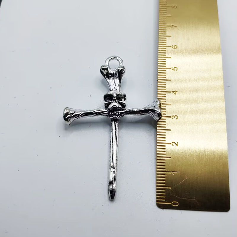 Pendentif tête de mort en croix avec motif tête de squelette_voghion.com