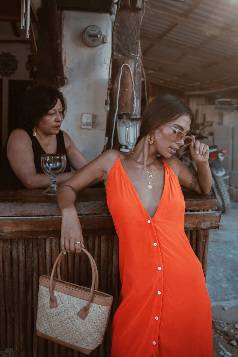2023 Frühling/Sommer Neues einreihiges sexy Kleid mit tiefem V-Ausschnitt und offenem Rücken, langes Kleid_voghion.com