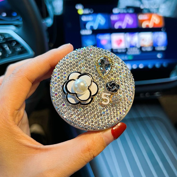 Portachiavi portatile per auto con specchio per il trucco, pieghevole, creativo, intarsiato con diamanti, piccolo, profumato, in versione coreana_voghion.com