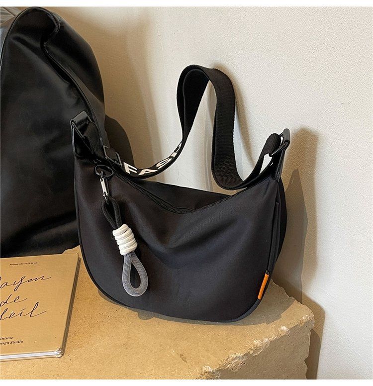 Grande capacità spalla donne 2024 nuova borsa da viaggio casual ascellare, borsa a tracolla per le donne, tessuto Oxford semplice impermeabile_voghion.com