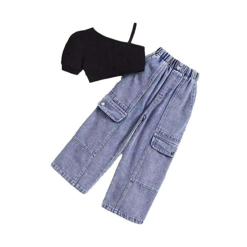Vêtements pour enfants et mères Ensemble deux pièces pour filles, pull côtelé d'été à manches courtes et épaules dénudées, couleur unie, pantalon en denim à boutons multiples_voghion.com