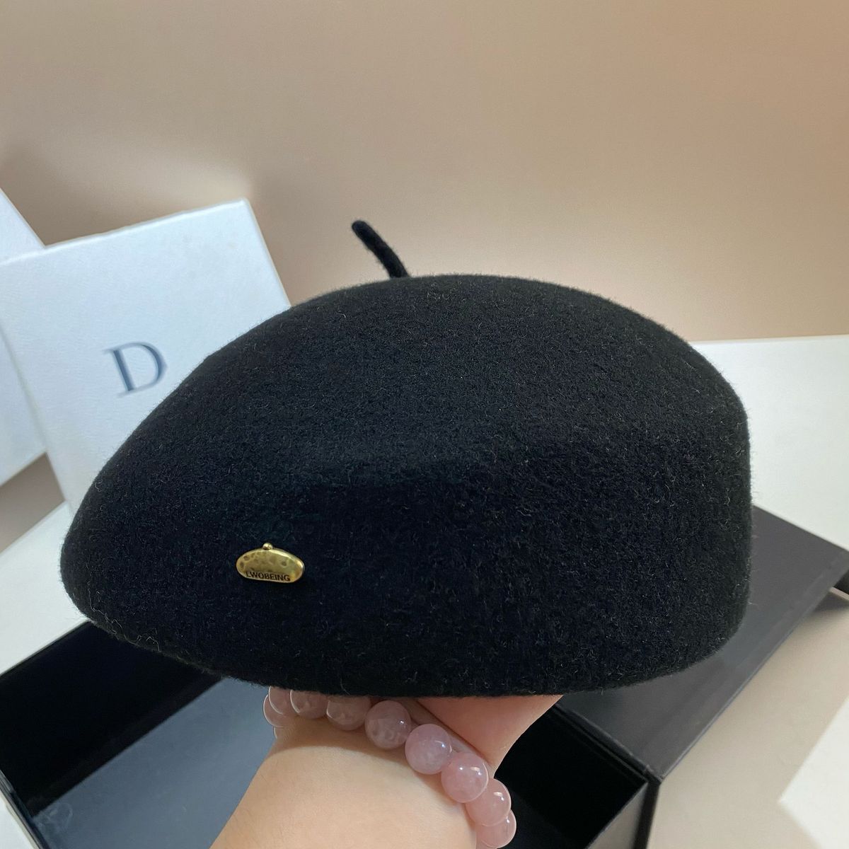 Modische Baskenmütze mit hohem Sinn für hochwertige Wolle im dreidimensionalen Stewardess-Stil im Promi-Stil_voghion.com