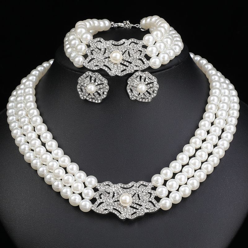 Set di gioielli esagerati con più file di perle, strass, collane, bracciali, orecchini, fiori, matrimonio_voghion.com