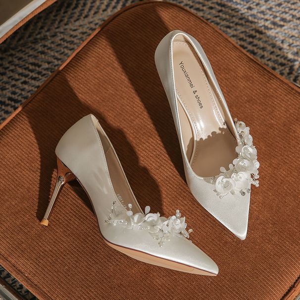 6681-27 Escarpins élégants de style français en satin blanc ornés de strass, style Xiuhe, chaussures de mariage réversibles à fleurs pour banquet_voghion.com