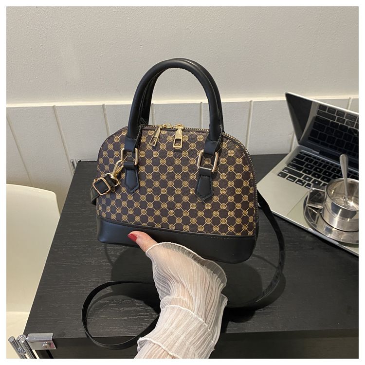 2023 Nuova borsa a conchiglia di vendita calda Borsa alla moda e minimalista Borsa a tracolla portatile di tendenza retrò Borsa a tracolla casual_voghion.com