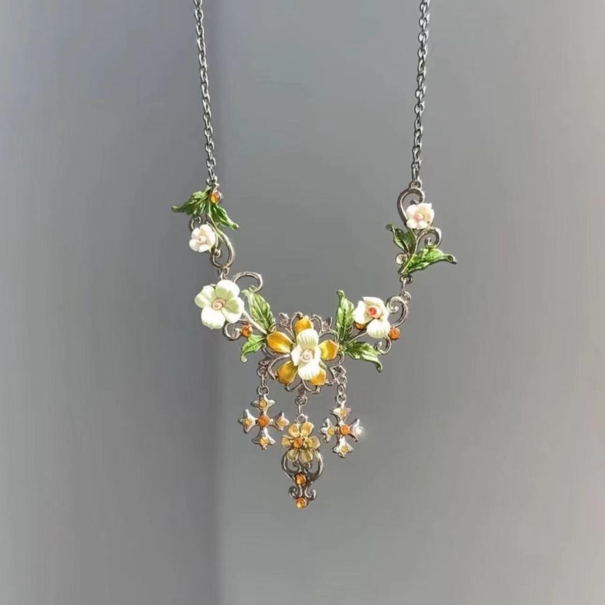 Campo verde estivo ~ Collana smaltata 2024 Nuova primavera calda e collana con design floreale da giardino pastorale estivo per le donne_voghion.com