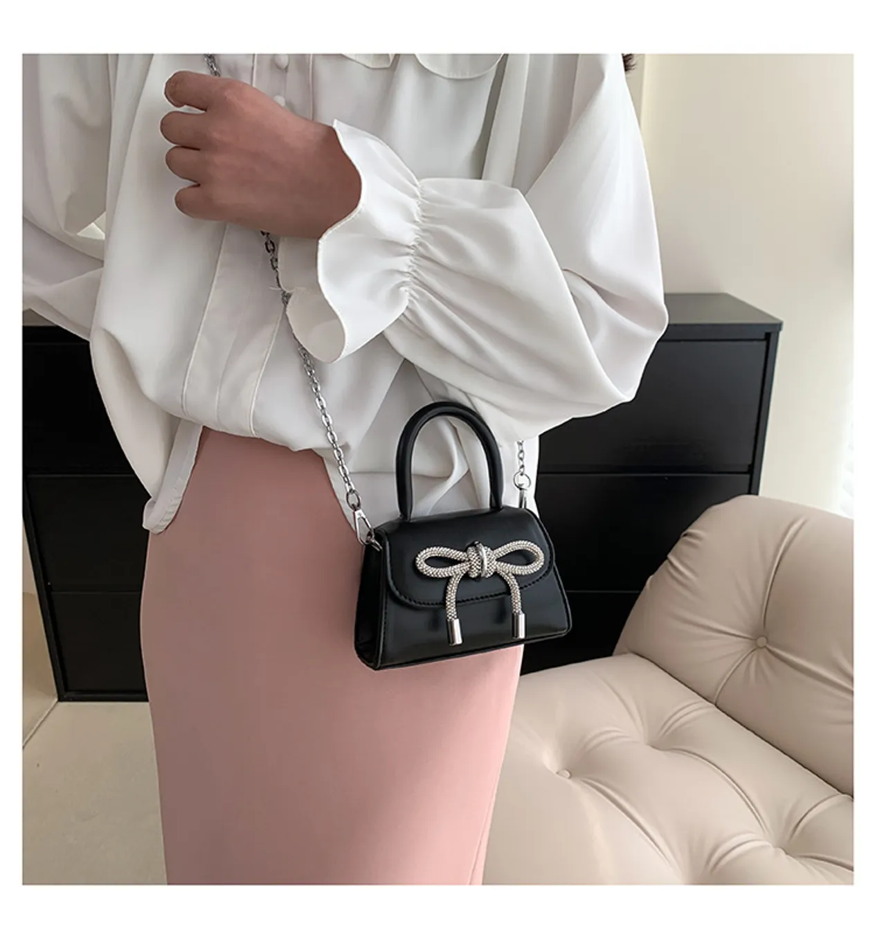 Sac pour enfants de petite fille, nouveau sac à main pour fille avec nœud clouté de diamants de printemps et d'été, sac à bandoulière en chaîne pour femmes de niche, sac rouge pour femmes_voghion.com