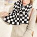 Scacchiera per donna 2024 Nuova sciarpa calda dolce giapponese coreana decorata con scialle al collo a quadri bianchi e neri_voghion.com