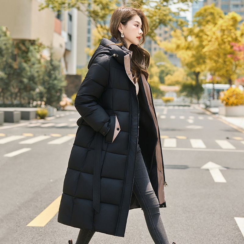 Casaco puffer longo bicolor com capuz e cinto – Jaqueta acolchoada slim fit (preto/café, tamanhos M-XXXL)_voghion.com