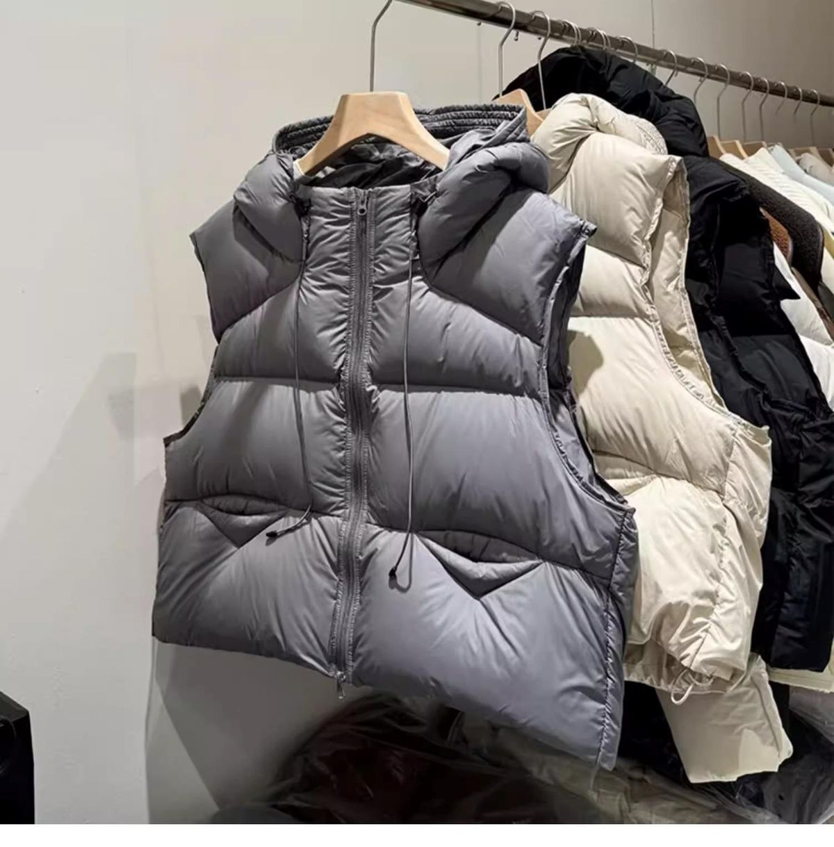 Women's Puffer Vest With Hood – Lightweight Down Filler, Oversized Fit, Short-Length For Petite & Casual Style_voghion.com