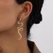 Orecchini a forma di serpente in metallo creativo, semplici e di alta qualità, con design curvo, tempestati di diamanti, gioielli per le orecchie rossi._voghion.com