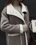 Cappotto in pelliccia integrato con risvolto da donna autunno e inverno con tasca applicata in colore grigio e bianco_voghion.com