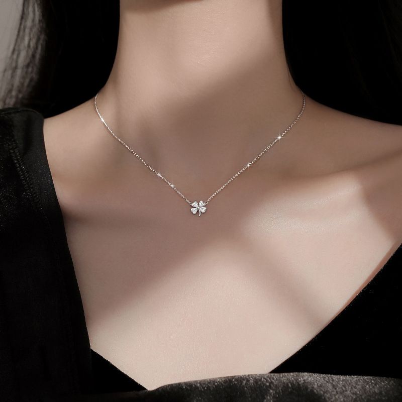 Collier clavicule trèfle à quatre feuilles 2023, nouveau design de niche de luxe léger pour femme, sens du design haut de gamme_voghion.com