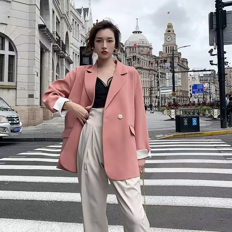 Il design della moda femminile ha un senso casual con il piccolo abito arancione_voghion.com