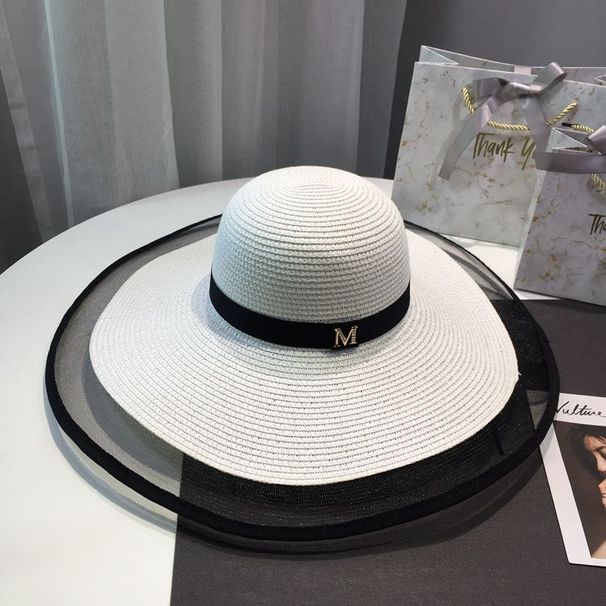 Skydd i Hepburn-stil, skuggning, barns mångsidiga sommarutflykt med stor brättad halm, solhatt, semester, vit strand_voghion.com