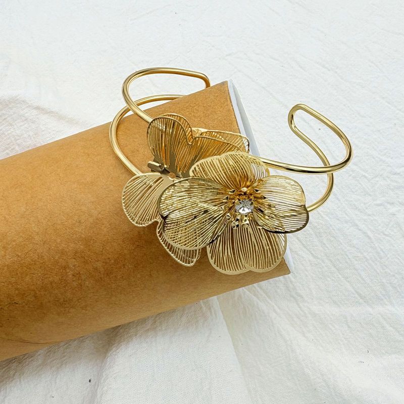Bracciale rigido esagerato in oro cavo di alta qualità a forma di farfalla con diamanti intarsiati_voghion.com
