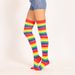 Rote, bunte, regenbogengestreifte Overknee-Socken im extralangen Stil_voghion.com