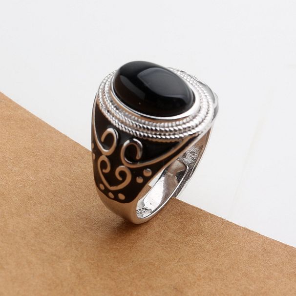 Anello in argento puro e onice nero con totem in resina epossidica intarsiato in pietra per uomo, dito aperto_voghion.com