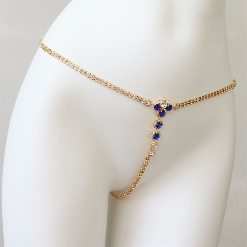 Pantaloncini aderenti con catena a forma di diamante e vita alta, stile discoteca, blu_voghion.com