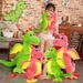 Et un adorable dinosaure en peluche, une poupée dragon ailé, un animal en peluche_voghion.com