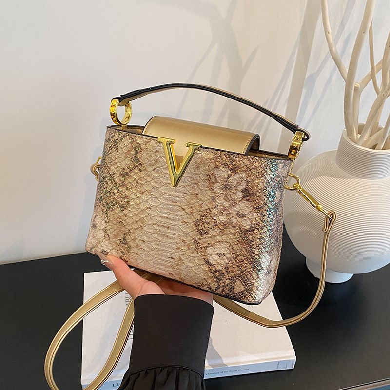 New Crocodile Pattern Compartment Gold V-Shaped High-End Glitter Exaggerated Versatile Handbag For Going Out_voghion.com