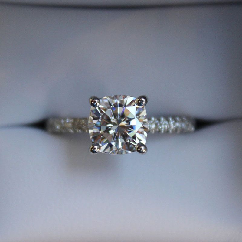 Klassesch Véier Klauen 2 Karat Prinzessin Platin Mosang Diamant Fraen Propositioun Ring_voghion.com