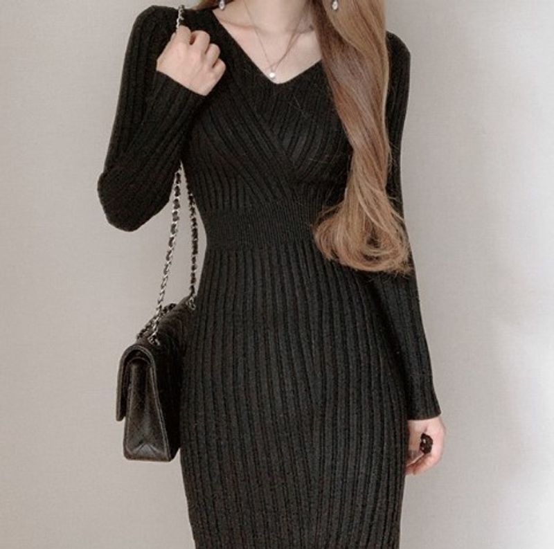 La Corea è un elegante vestito femminile con gonna aderente a vita alta, a righe, a maniche lunghe, a V e a fori stretti_voghion.com