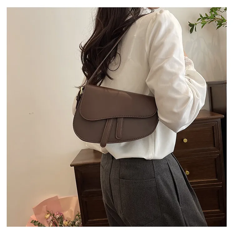 Paquet de niche de texture premium pour femmes, nouveau sac pour femme, sac à bandoulière populaire d'été, sac de selle à bandoulière simple_voghion.com
