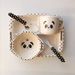 Simpatico set per bambini a forma di panda in fibra di bambù che mangia, composto da piatto, ciotola, forchetta, cucchiaio e tazza._voghion.com