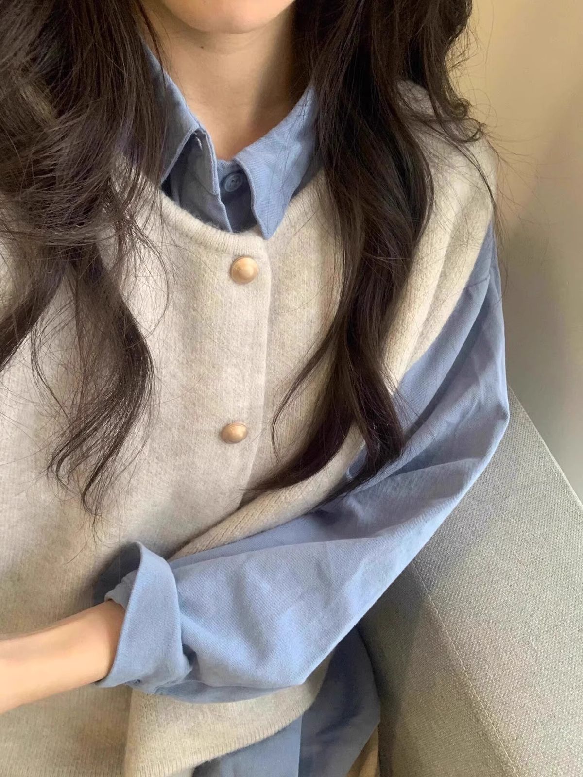 Colete de malha com botões dourados pequenos, novo, 2024, feminino, outono, coreano, solto, ombro, top_voghion.com