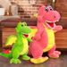 Et un adorable dinosaure en peluche, une poupée dragon ailé, un animal en peluche_voghion.com