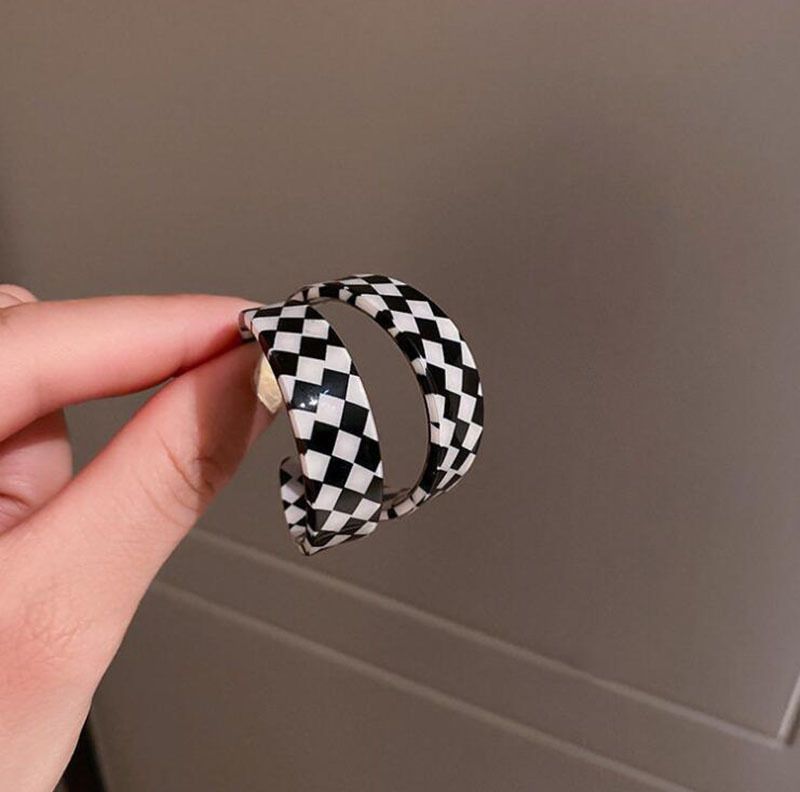 Orecchini vintage con spilla in argento, orecchini a cerchio grandi esagerati, orecchini a quadri bianchi e neri, orecchini a scacchiera per autunno e inverno, tutti abbinati_voghion.com