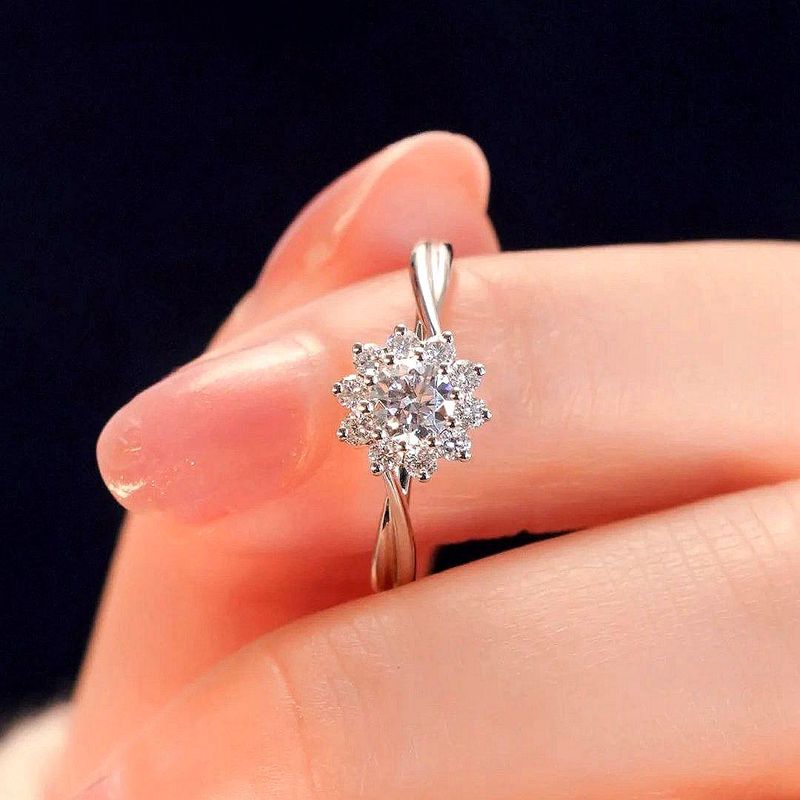 Anello Moissanite Girasole Classico Anello Moissanite D color a sei griffe da 50 punti Anello da donna in argento sterling placcato in platino regolabile_voghion.com