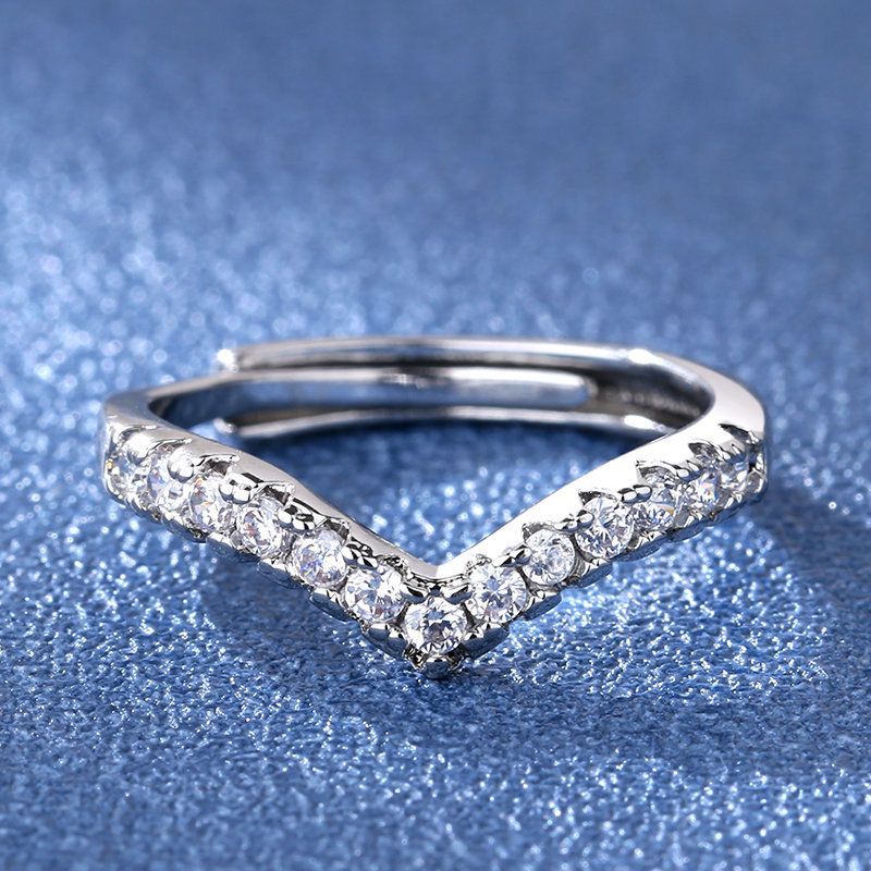 fila di beni di benessere trasmessi combinazione di anelli finali per matrimoni con diamanti placcati in argento con fila a V_voghion.com