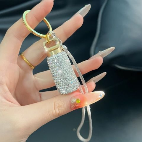 Pilulier élégant en métal avec strass – Boîte de rangement compacte et sécurisée pour médicaments avec sangle de suspension (design minimaliste moderne, capacité de 18 L)_voghion.com