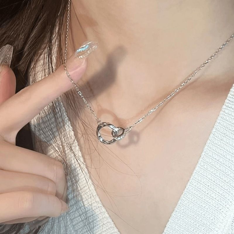 Titaniumstaal vervaagt niet "M ö bius dubbele ringketting voor dames, met een luxe, hoogwaardige hanger en_voghion.com