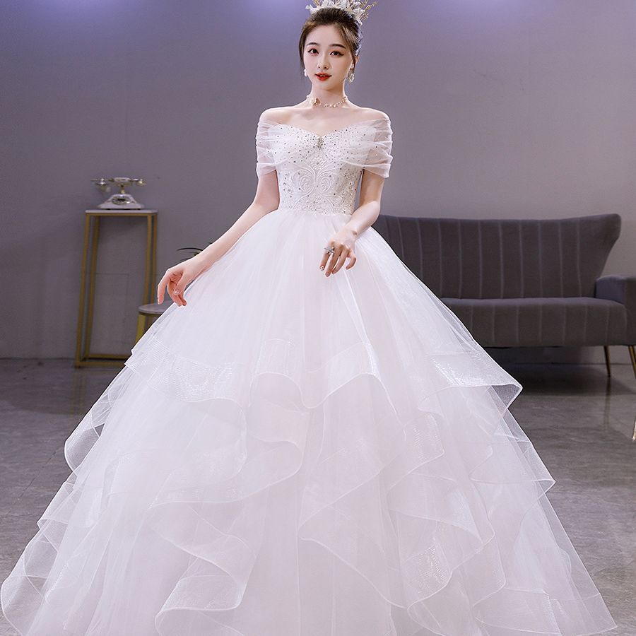 Robe de mariée élégante à épaules dénudées – Robe de bal princesse avec décolleté en cœur, longue traîne et silhouette fluide pour les mariées_voghion.com